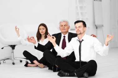 İş adamları meditasyon rahatlatıcı poz