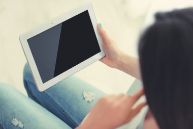 Tablet ile hamile kadın