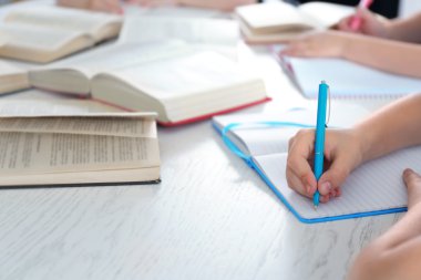 Ödev yapan çocuklar 