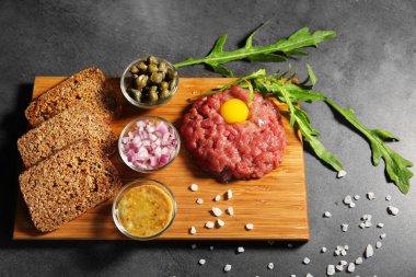 Kesme tahtası üzerinde tartar