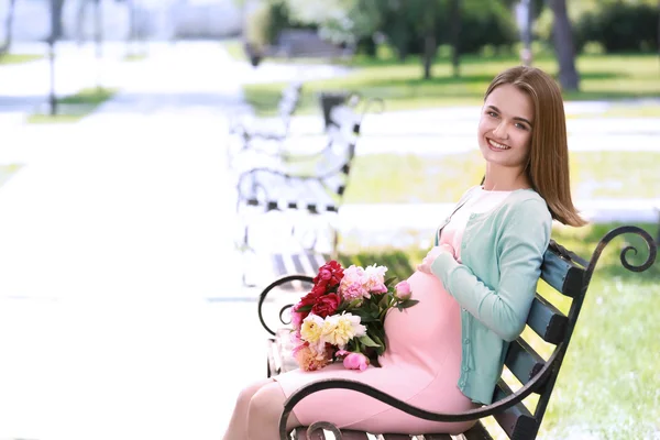 Femme enceinte avec bouquet de pivoine — Photo