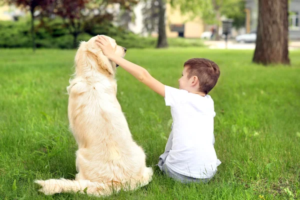 Liten pojke och söt hund — Stockfoto