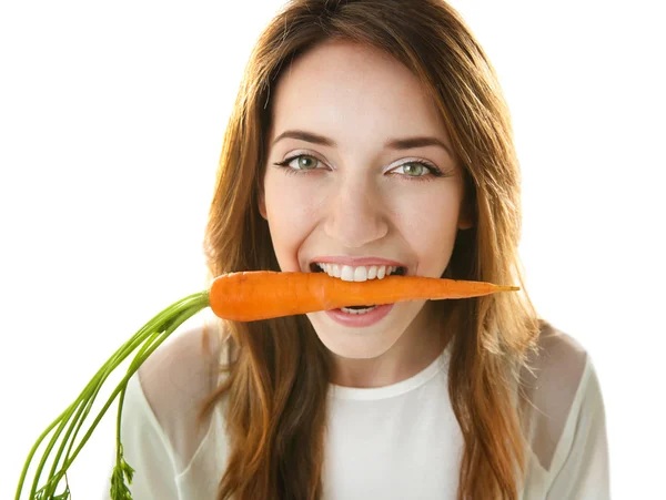 Schöne Mädchen essen Karotte — Stockfoto