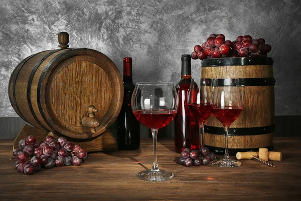 Szklanki czerwonego wina, winogrona — Zdjęcie stockowe