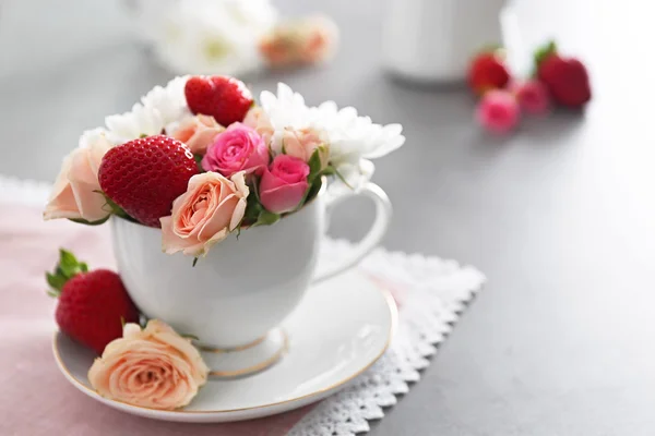 Rosas y fresas con taza —  Fotos de Stock