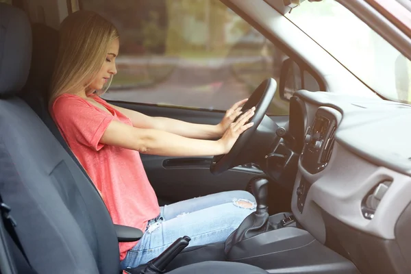 Mujer durmiendo en coche — Foto de Stock