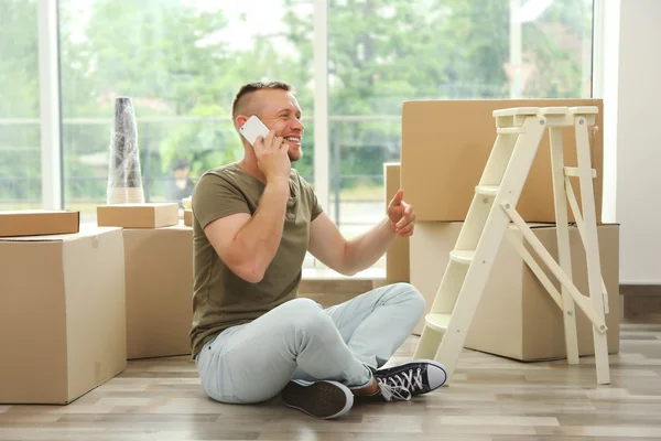 Man talking on phone in room — Stock Photo, Image