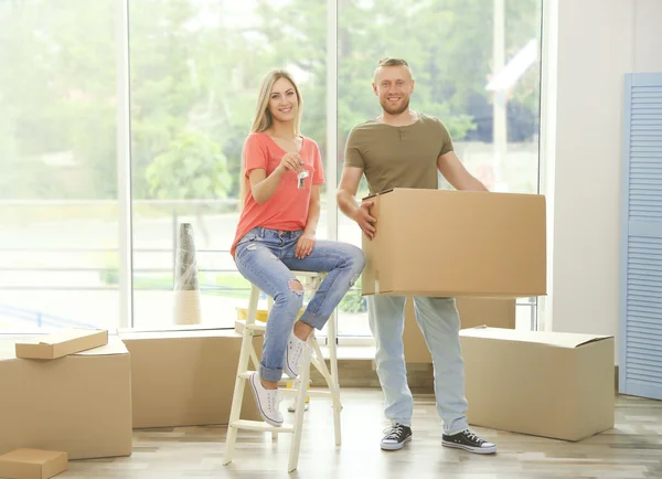 Hermosa pareja preparándose para moverse — Foto de Stock