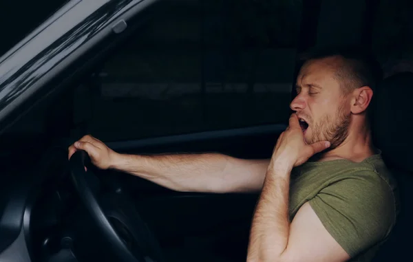 Homem adormecendo no carro — Fotografia de Stock