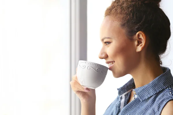 Chica afroamericana bebiendo café — Foto de Stock