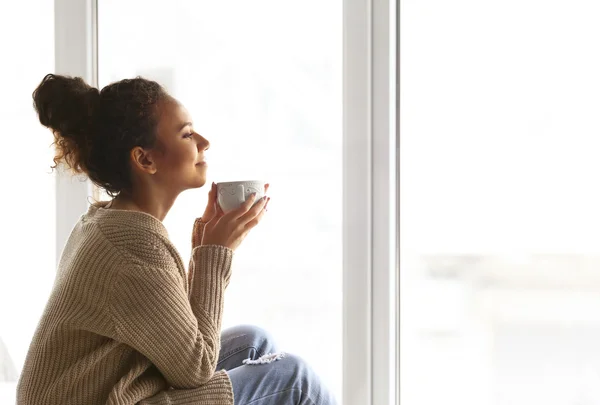 Afro-americano ragazza bere caffè — Foto Stock