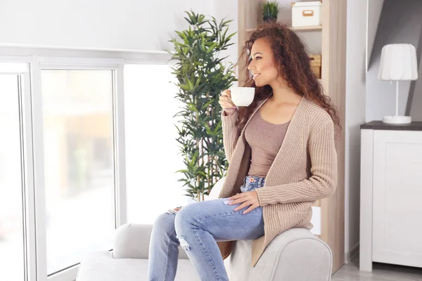 Chica afroamericana bebiendo café — Foto de Stock