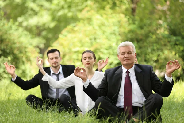 Gente de negocios relajarse en la meditación pose — Foto de Stock