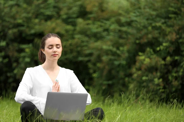 Empresária com laptop relaxante em pose de meditação — Fotografia de Stock