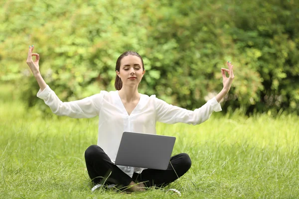 Empresária com laptop relaxante em pose de meditação — Fotografia de Stock