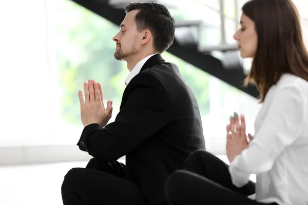 Gente de negocios relajarse en la meditación pose — Foto de Stock