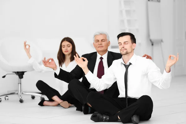 Gente de negocios relajarse en la meditación pose —  Fotos de Stock