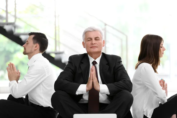 Podnikatelé v meditaci představovat — Stock fotografie