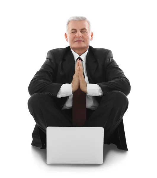 Geschäftsmann mit Laptop entspannt in Meditationspose — Stockfoto