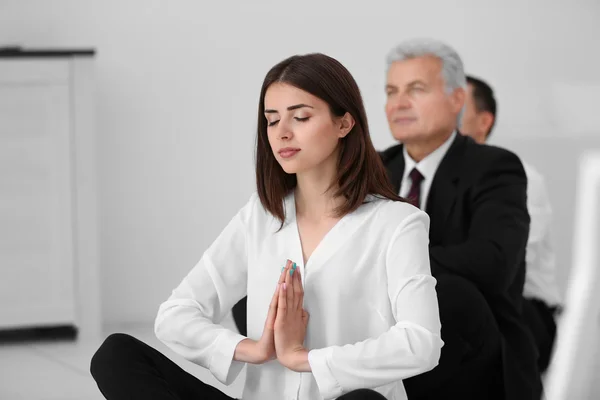 Gente de negocios relajarse en la meditación pose — Foto de Stock