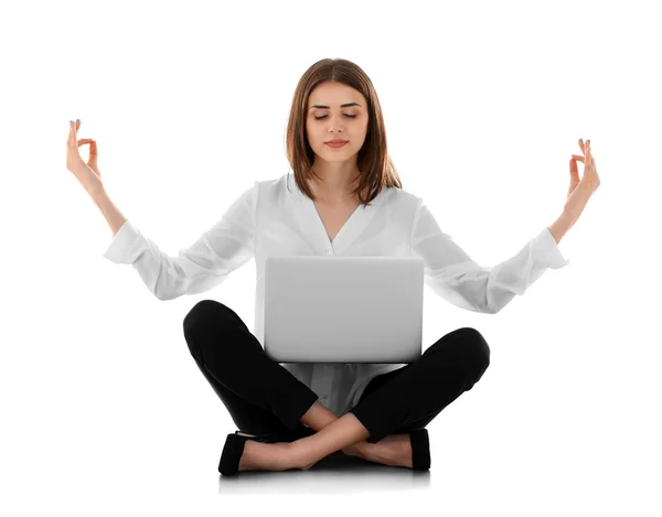 Empresária com laptop relaxante em pose de meditação — Fotografia de Stock