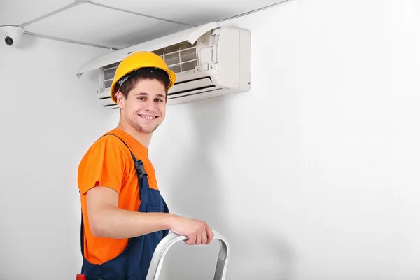 Técnico de reparação de ar condicionado — Fotografia de Stock