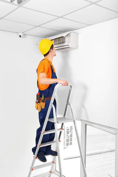 Technicus reparatie airconditioner — Stockfoto