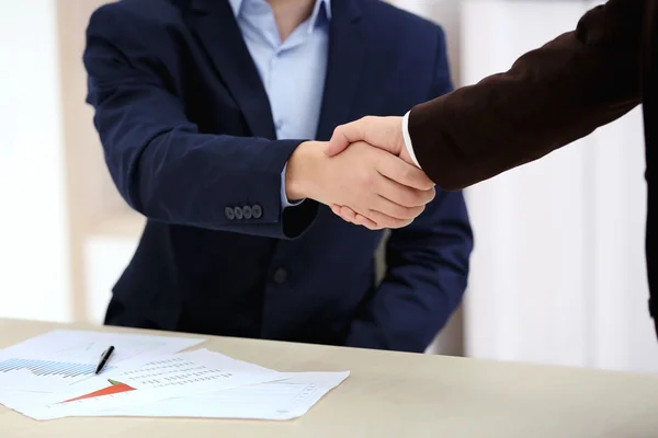 Empresários apertando as mãos — Fotografia de Stock