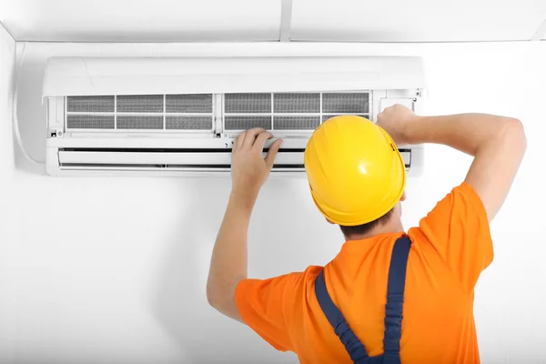 Technician repairing air conditioner — Stock Photo, Image