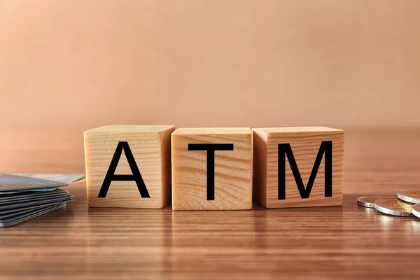 ลูกบาศก์ไม้ที่มีคําว่า ATM — ภาพถ่ายสต็อก