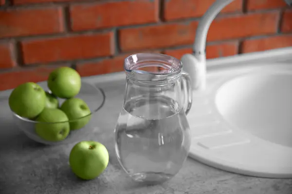 Cruche en verre d'eau et de pommes fraîches — Photo