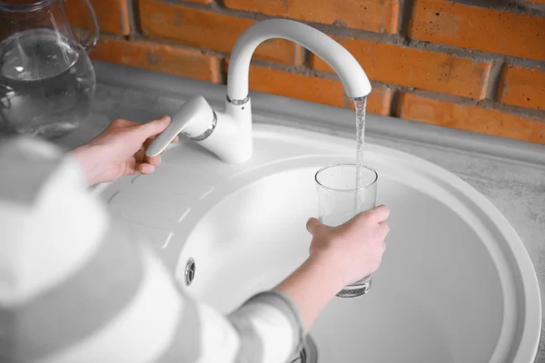 Water pouring into glass — Stock Photo, Image