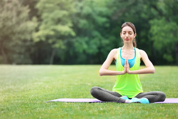 Mulher meditando no tapete — Fotografia de Stock