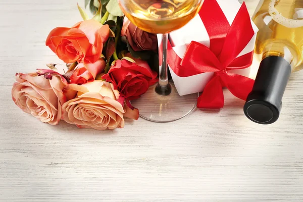Fles wijn, geschenkdozen en rozen — Stockfoto