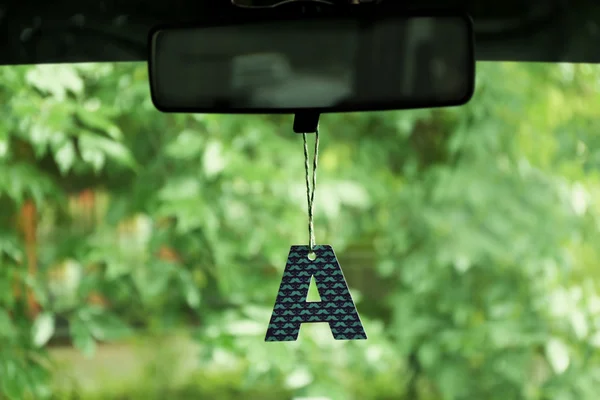 Ambientador colgando en el coche — Foto de Stock