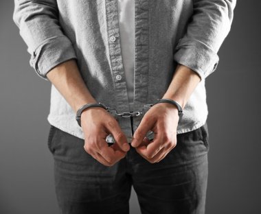 adam kelepçeli eller 