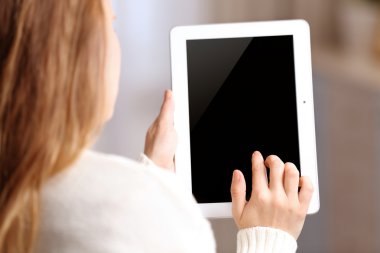 kadın holding tablet 