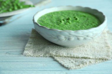 Yeşil bezelye çorbası 