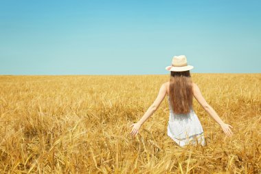 Genç kadın doğanın tadını çıkarıyor 