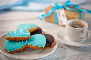 Hediye kutusu ve babalar günü kahvaltıda