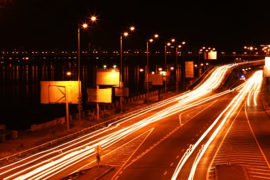 Işıkları ile gece köprü