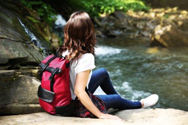 dağ dere yanında turizm