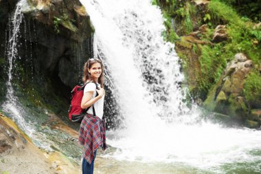 Kadın turist dağ nehir kenarında duran