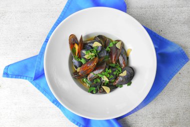 Plaka ile midye sarımsak ile