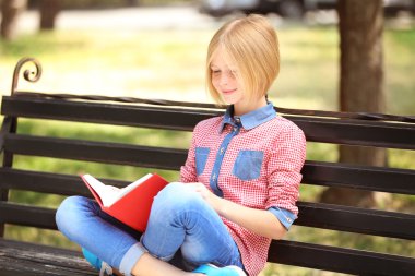 Kitap okuyan tatlı bir kız. 