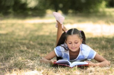 Kitap okuyan tatlı bir kız. 
