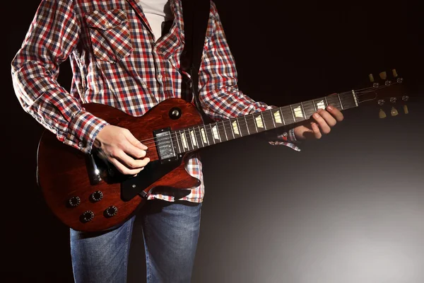 전기 기타를 사용하는 사람 — 스톡 사진