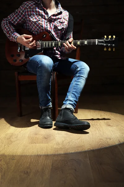 Jeune Homme Barbu Avec Guitare Électrique. Une Personne Adulte Tient Un  Instrument Et Joue. Passe-temps, Concept De Musique, Sur Gris Banque  D'Images et Photos Libres De Droits. Image 131241037