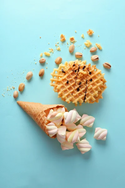 Dezert v kužel zmrzliny — Stock fotografie