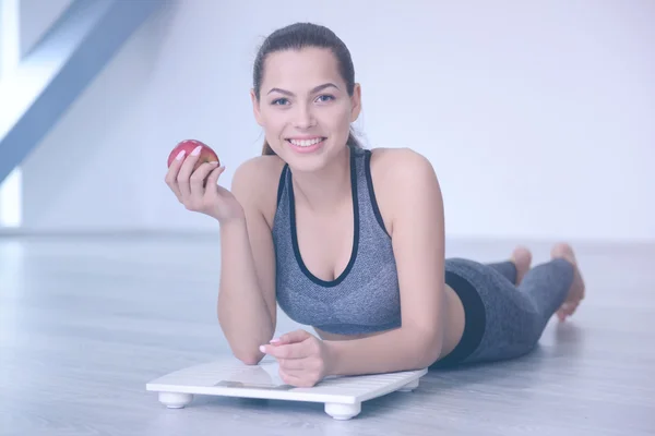 Ung kvinna med äpple — Stockfoto